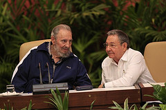 Fidel y Raúl en la clausura del VI Congreso del PCC