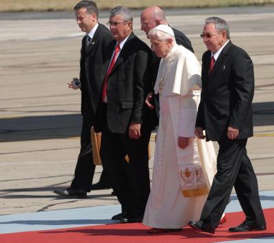 El Papa Benedicto XVI y el Presidente cubano Raúl Castro durante el recibimiento a su Santidad en Santiago de Cuba